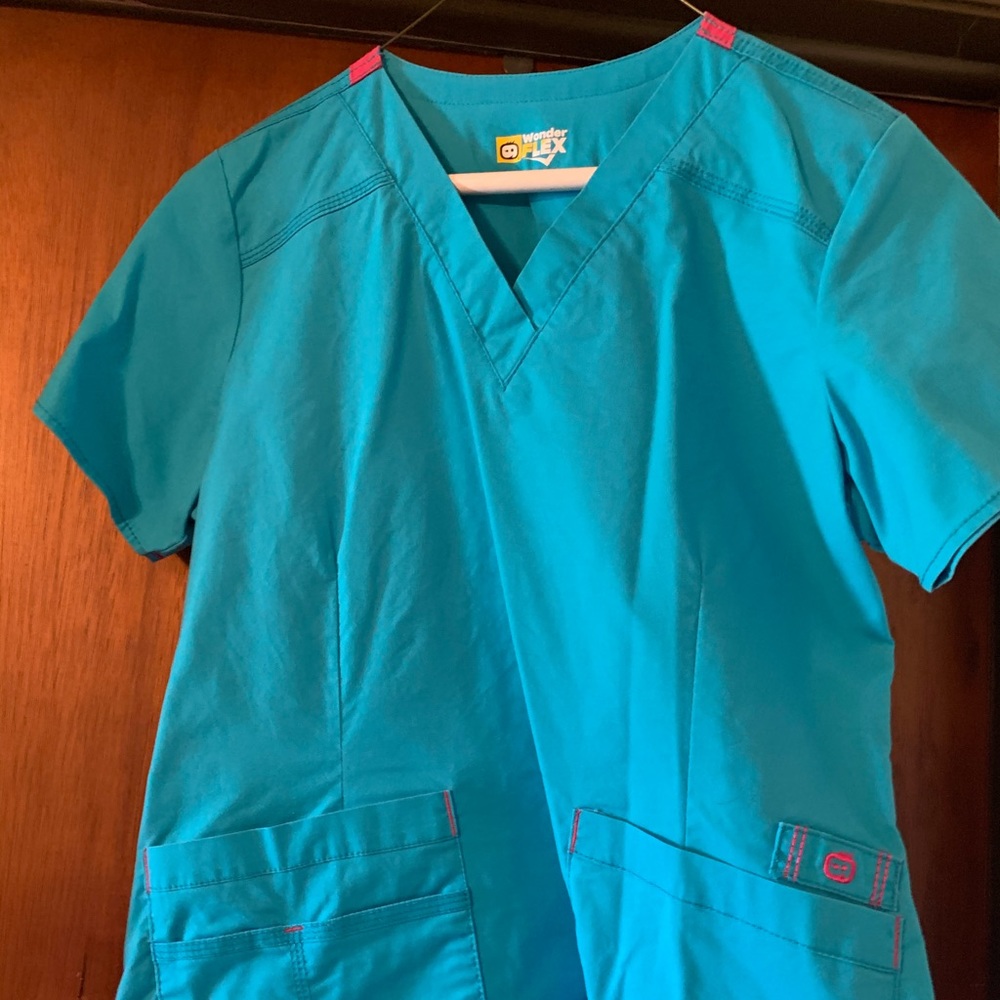 WinderWink Flex scrub top